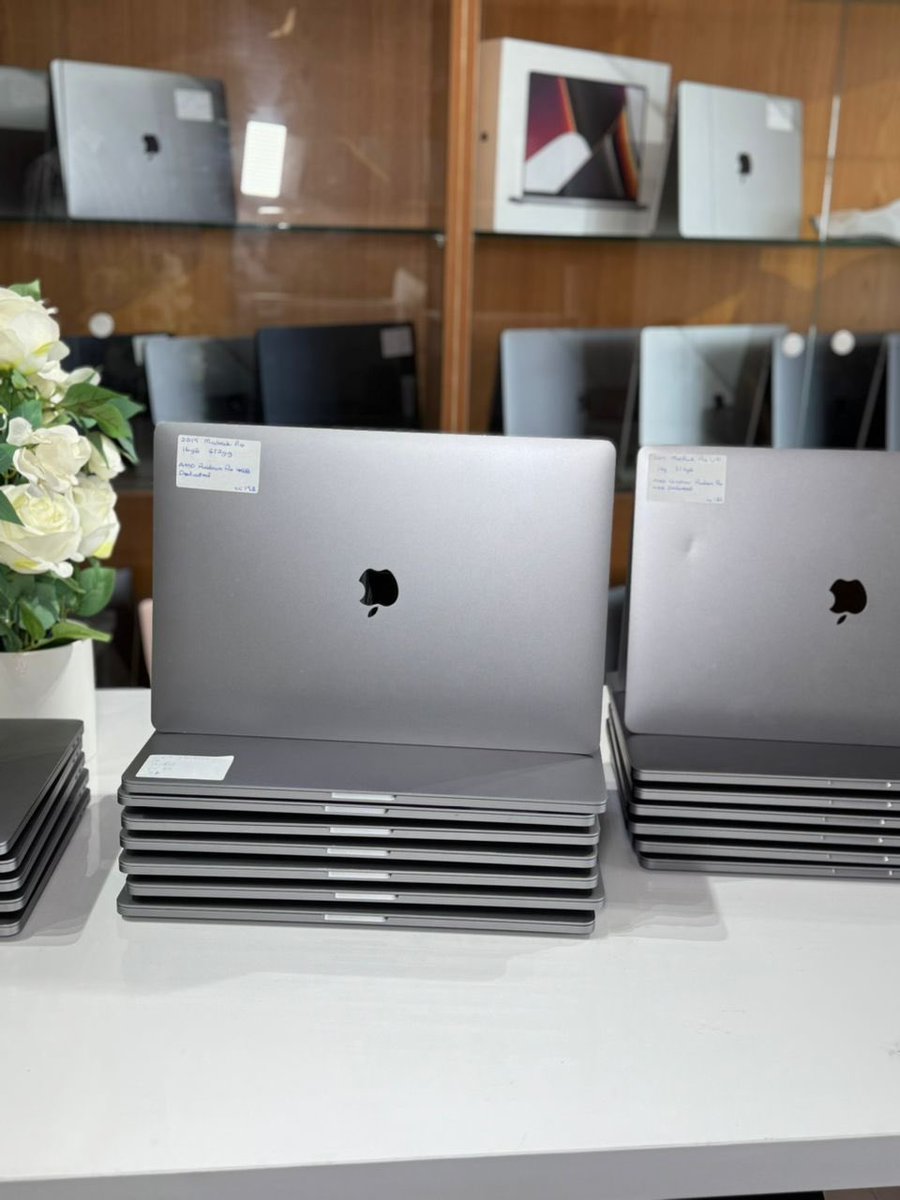 *2019 MACBOOK PRO*
•15/16 inches
•PROCESSOR: Intel CORE i7 
•512SSD 
•16Gb GRAM 
•4G DEDICATED Graphics 
•FINGER PRINT
•Keyboard 💡
•TOUCHBAR :YES 

GHC: 10k 
☎️0241636577
