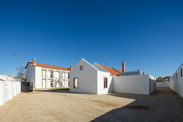 sdetails's tweet image. Aujourd'hui, Détails d' #architecture va au #Portugal, à la visite d'un quartier #culturel en formation où l'architecte André David (Agence Adarq) a réhabilité un ensemble datant des années vingt: #teamarchi
Les photos: @ivotavaresnet
tinyurl.com/5h7cu8vk