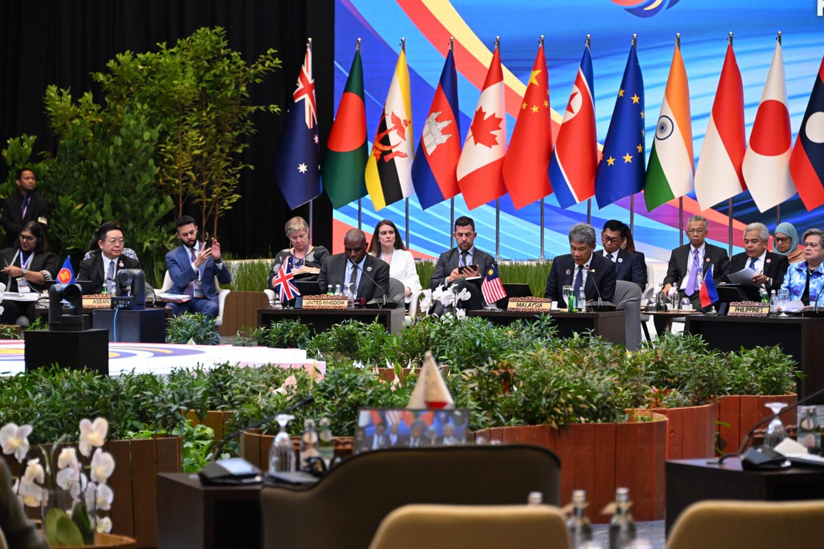 UKinVietnam's tweet image. 🇬🇧 Foreign Secretary David Lammy at the ASEAN Regional Forum: “A free, open, and inclusive Indo-Pacific matters for the 🇬🇧. As the regional landscape evolves, ASEAN’s vision and centrality are becoming even more important to its members and partners.”