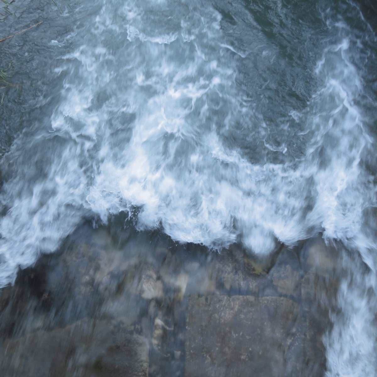 jrxrm's tweet image. ayer me salí al río a echar fotos y me quemé los hombros por el camino 🏞️