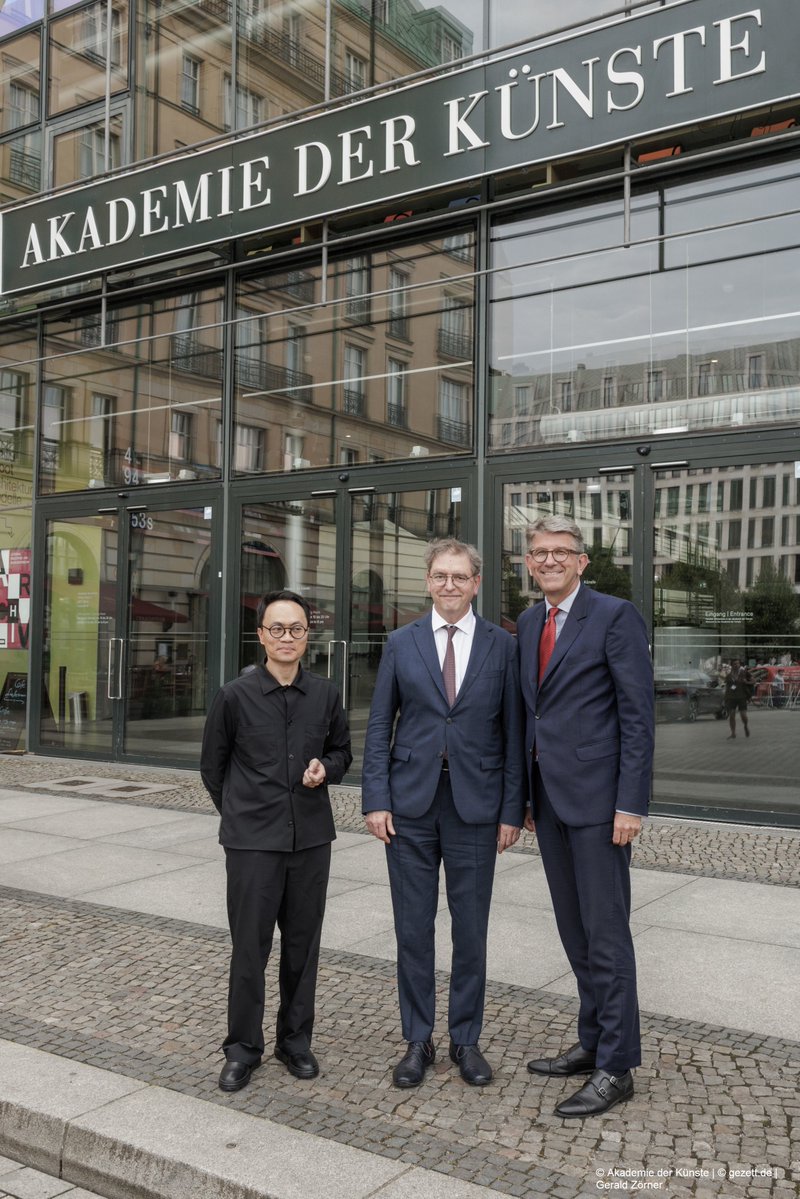 BundesKultur's tweet image. „Wo Kunst frei bleibt, bleibt die Demokratie lebendig.“ Wolfram Weimer Anfang der Woche im Gespräch mit der @AdK_Berlin: Kunst als Bollwerk gegen Lüge & Spaltung. Denn die Kultur schafft Räume, in denen Wahrheit Zukunft hat.