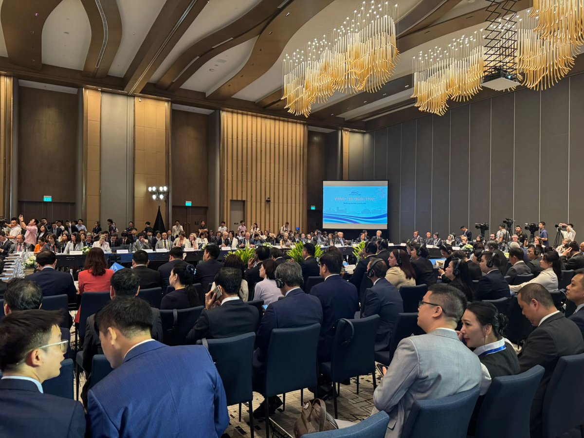 APECBiz's tweet image. ABAC Chair 2025 H.S. Cho presides over the Opening Plenary of ABAC 3 in Hai Phong.