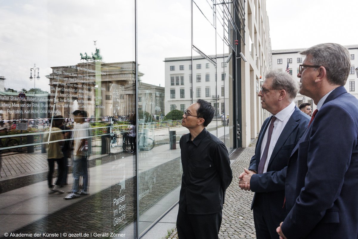 BundesKultur's tweet image. „Wo Kunst frei bleibt, bleibt die Demokratie lebendig.“ Wolfram Weimer Anfang der Woche im Gespräch mit der @AdK_Berlin: Kunst als Bollwerk gegen Lüge & Spaltung. Denn die Kultur schafft Räume, in denen Wahrheit Zukunft hat.