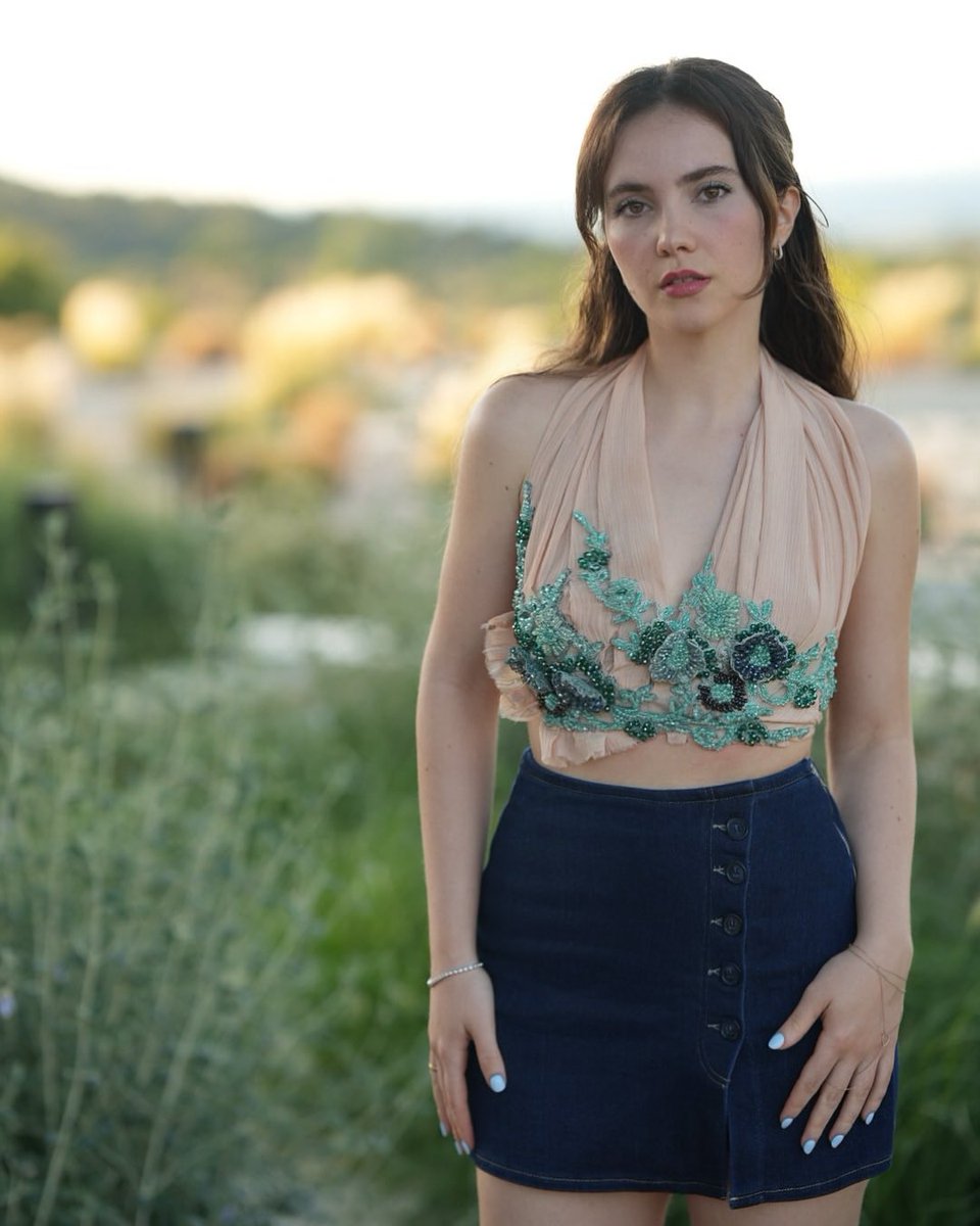 #AyşeTatileÇıktı filminde, #EmreBey’in partneri #AlmilaAda oldu.📌(Birsen Altuntaş)