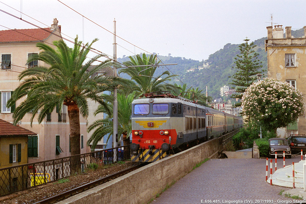 CheminsdeFerTC's tweet photo. Elles ont une gueule qui fonctionne bien avec le décor =>#Italie n ces =>#E656 (des livrées différentes aussi) des 70's ! Ici sur un Vintimille - Milan à =>#Laigueglia (#Ligurie) en 07-93.
📷Giorgio Stagni, source : https://t.co/M0LFx2O7pw https://t.co/aKvbKzqDYt