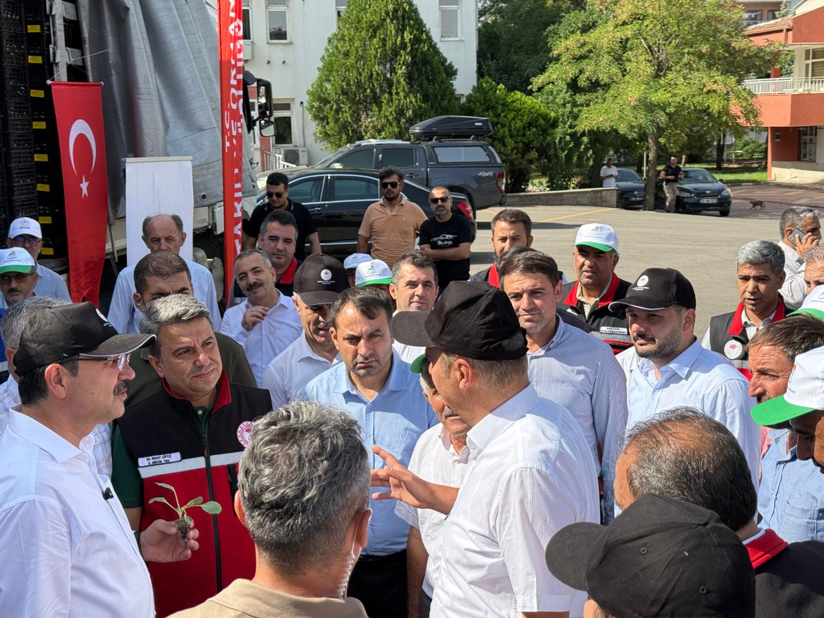 "2. Ürün Sebze Yetiştiriciliğinin Yaygınlaştırılması Projesi" kapsamında
Batman İl Özel İdaresi aracılığıyla çiftçilerimize 210.000 adet hibrit sebze fidesi dağıttık.

Bu destek, sadece toprakla buluşan fideler değil; Hükümetimizin tarıma, üreticiye ve kırsala verdiği önemin