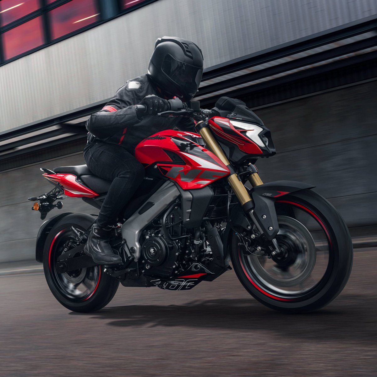 WorldOfCarsIND's tweet image. Power beyond belief — at every twist of the throttle. The mighty NS400Z bows before no one.

#BajajPulsar #DefinitelyDaring #NS400Z
@_bajaj_auto_ltd