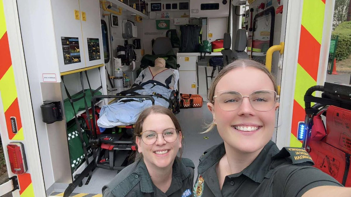 EastEnglandAmb's tweet image. A big shoutout to our amazing Emergency Medical Technicians Hannah and Hayley, who brought smiles and lifesaving skills to Hillshott Infant School's summer fete in #Letchworth!
They showed children round an ambulance, and taught them CPR. 💪❤️