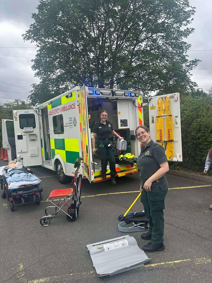 EastEnglandAmb's tweet image. A big shoutout to our amazing Emergency Medical Technicians Hannah and Hayley, who brought smiles and lifesaving skills to Hillshott Infant School's summer fete in #Letchworth!
They showed children round an ambulance, and taught them CPR. 💪❤️