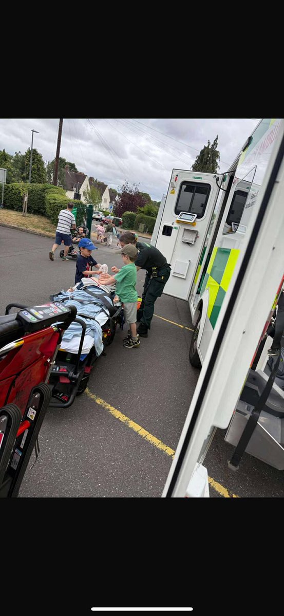EastEnglandAmb's tweet image. A big shoutout to our amazing Emergency Medical Technicians Hannah and Hayley, who brought smiles and lifesaving skills to Hillshott Infant School's summer fete in #Letchworth!
They showed children round an ambulance, and taught them CPR. 💪❤️
