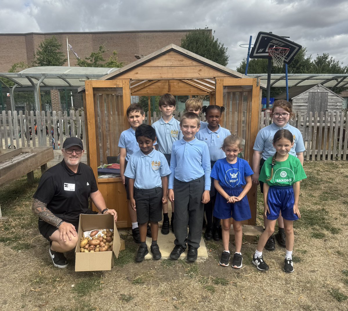 Yesterday for the 2nd year running we we're invited down to Drapers' Maylands Primary School to receive a donation of potatoes that the children had kindly harvested and grown a lovely gesture from the pupils so young with huge hearts and lots of kindness..............💖