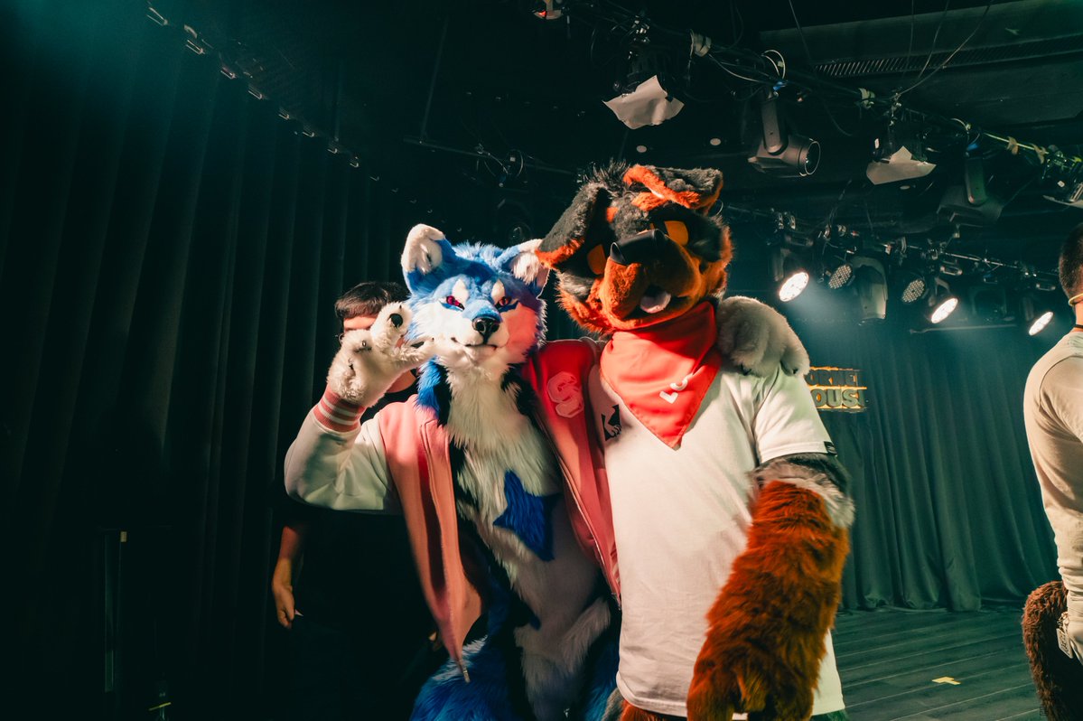 LOBO_Rottie's tweet image. COOOL WOOOLF💙🧡

#二足步行TwinTrails #一鹿向光 
📷@bluetoufu3