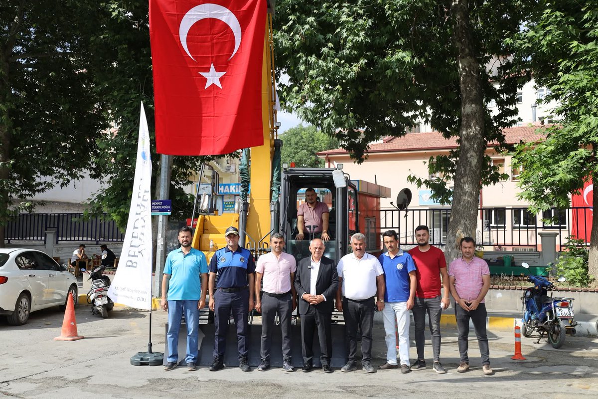 🚜YENİ EKSKAVATÖR İŞ MAKİNESİ ARACIMIZ YAHYALI'YA HAYIRLI OLSUN!
Belediyemiz araç filosunu gençleştirme çalışmaları kapsamında satın aldığı yeni 16 tonluk Ekskavatör iş makinesini filosuna kattı.
İş makinesinin tanıtım töreninde konuşan Belediye Başkanımız Sn. Esat Öztürk;
