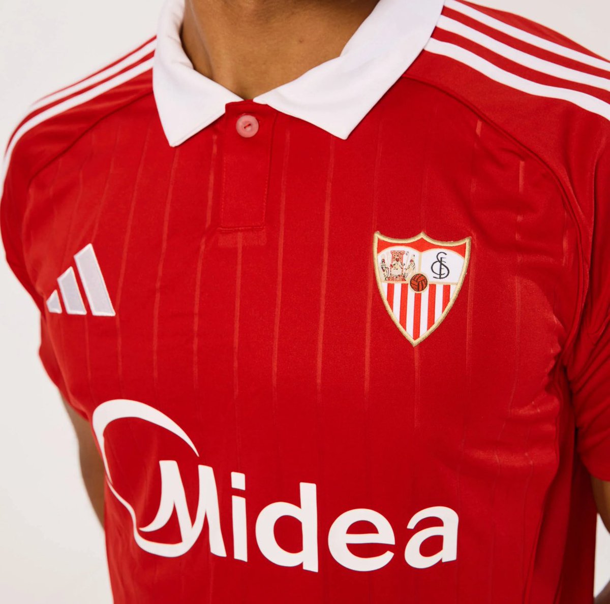 ‼️OFICIAL: Así es la segunda equipación del Sevilla FC para la temporada 25/26.

Personalmente, me encanta, me parece elegante y el hecho de que sea totalmente roja, tanto calzonas como medias me parece un acierto. Además, es ese tono rojo que nos encanta de Glasgow o Varsovia.