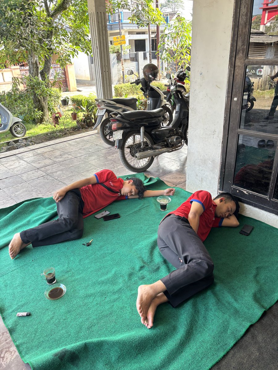 Yang Bujang semakin bujang, Yang berkeluarga semakin tidak dikenali anak istri. Semangat rekan kerja