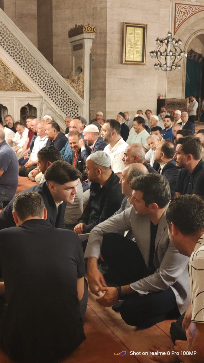 “Elini sıkmadığı” iddia edenlere:
Egemen Bağış ve Bilal Erdoğan mevlitte yan yana saf tutmuş.
Bir yalanları daha çürüdü gerizekalıların.