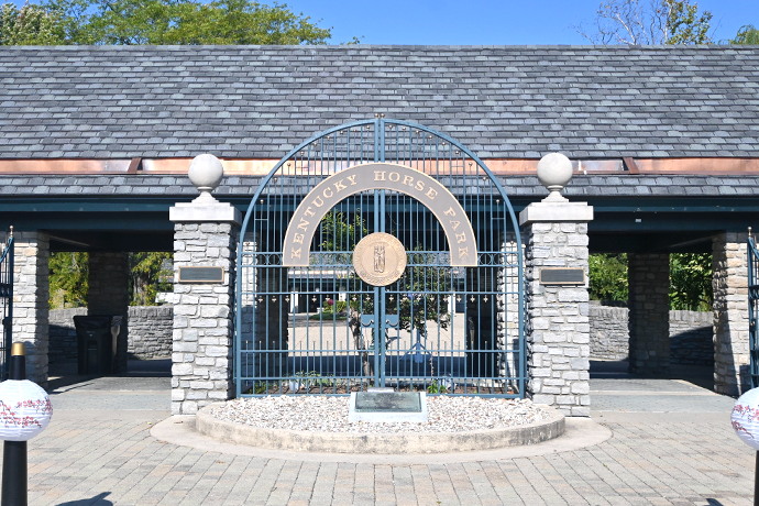 Cygames_EN's tweet photo. Kentucky Horse Park (@KyHorsePark) is a theme park in the heart of Kentucky dedicated to man's relationship with the horse, serving as an international hub for equine education, culture, and sport.
#Umamusume #CygamesMagazine https://t.co/ydnZIxAc1b