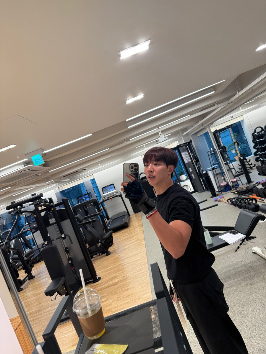 jungshincharim's tweet image. 아ㅜㅜㅜ 오빠 머리한거 너무 예뻐🥺
염색도 하고 머리도 다듬어서 완벽하잖아😻