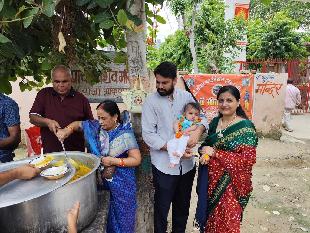 bhadaurianoida's tweet photo. आज 445वें दिवस माँ सीता रसोई में चेरी कॉउंटी से आयुष जी और आस्था जी ने अपने सुपुत्र एकाग्र के अन्नप्राशन के सुअवसर पर देवजनों को कढ़ी चावल का भोगप्रसाद खिलाया।
#maasitarasoi #ekmurtichowk #noidaextension #cherrycounty #grenowest #greaternoidawest #food #foodservice #foodbank #foodsecurity