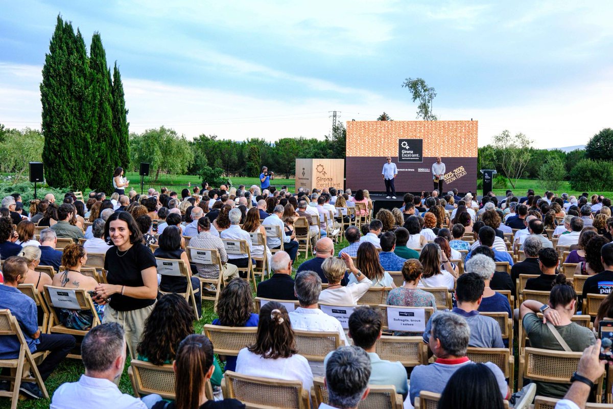 govgirona's tweet image. 🏅Lliurament dels guardons de la 6a edició del segell de qualitat agroalimentària Girona Excel·lent de @DiputacioGirona.
El #delegat, Xavier Guitart, va assistir a l'acte on es van distingir 137 productes de 83 empreses de #comarquesgironines.
👏Enhorabona a tots els premiats!