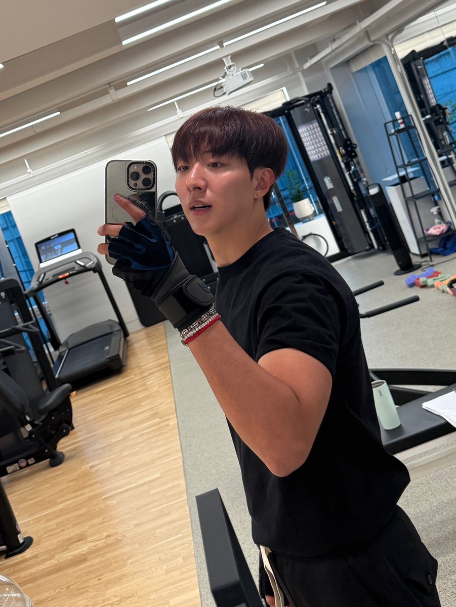 jungshincharim's tweet image. 근데 정신오빠 팔뚝이 얼굴만해요…😳