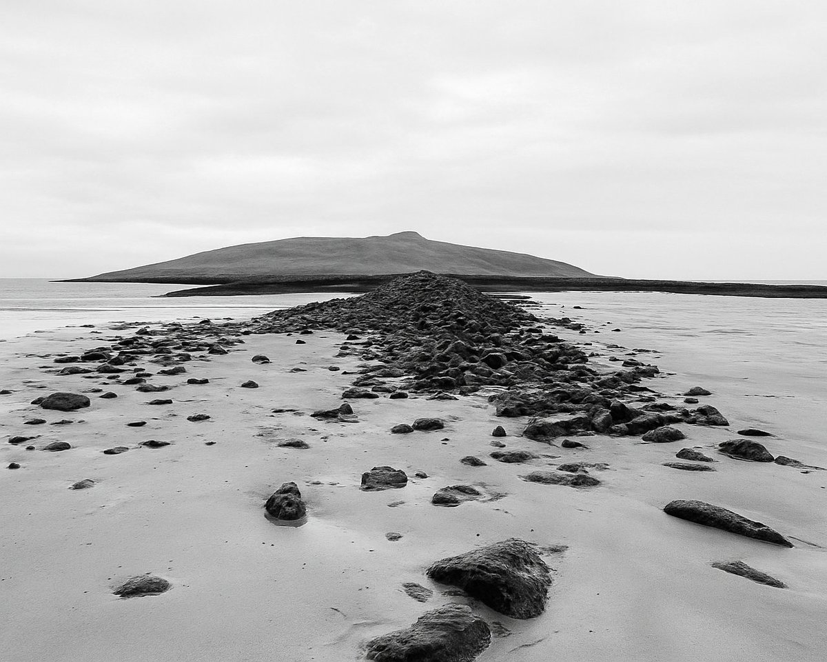 Orasaigh is a binaural soundwalk by composer Duncan MacLeod exploring themes of place, memory, and ecological change—reflecting on disappearing paths, shifting coastlines, and the deep entanglement between language, land, and listening. #OuterHebrides
🎧👉 sonicmaps.xyz/player/?p=1540