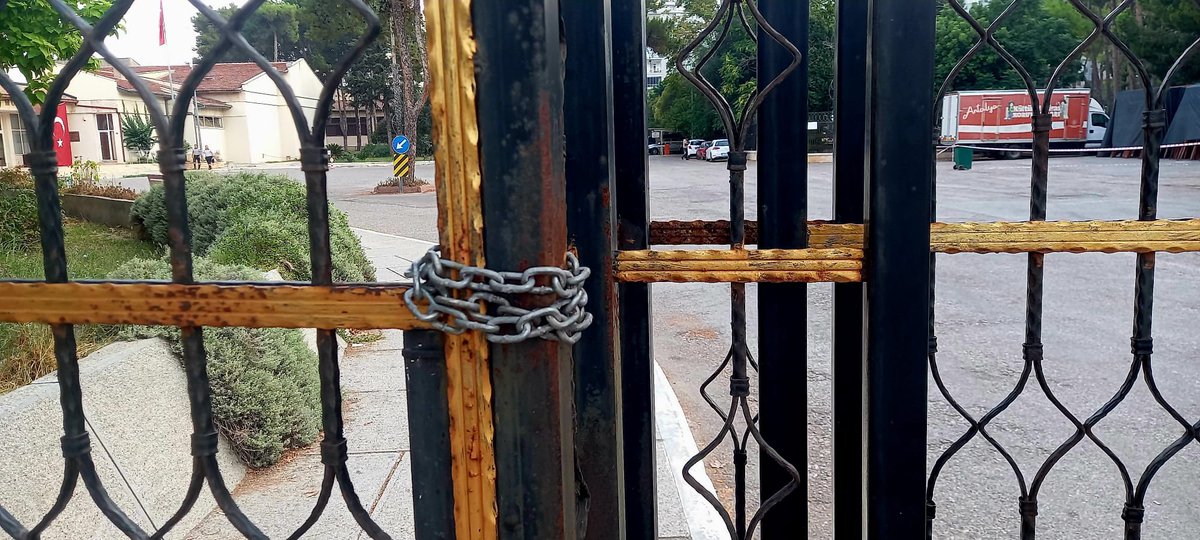 Ve Antalya Müzesi’nin kapısına zincir vuruldu… dün gün boyunca kent halkı müzede kapatma kararına karşı tavrını gösterdi. bu sabah da müzeye gelen halk giriş kapısının zincirlenerek kilitlendiğini gördü. İçeriye sadece personel alınırken ziyaretçilerin alınmayacağı belirtildi.⬇️