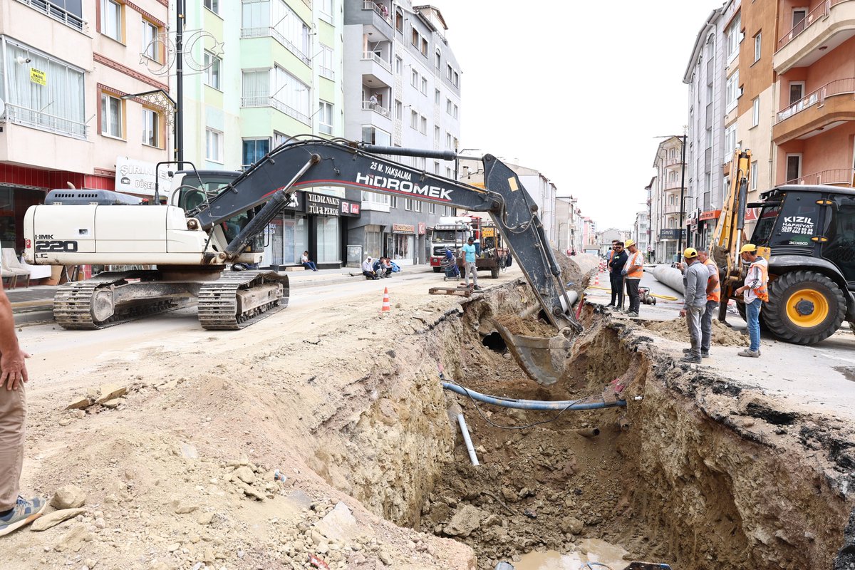 Şehrimizin eskiyen altyapısını modern, güvenli ve sağlıklı bir yapıya kavuşturuyoruz. 💧

Menderes Caddesi’nde devam eden çalışmalarımız neticesinde; yıllardır yıpranan, arızalara sebep olan ve sağlık açısından risk oluşturan 800'lük çelik içme suyu hattını yeniliyoruz. 🔃

Tüm