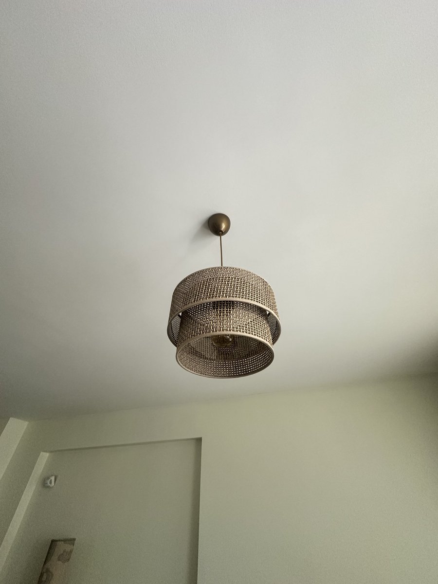 Beni bile elektrikçi yaptınız, ekmek size haram..!

Dün 2 tane avize aldım. Montajı için arka sokaktaki elektrikçiyi aradım ve benden 4K para istedi.

1000₺ vereyim dedim, yüzüme kapattı.
Ben de gittim 1.000₺’ye merdiven aldım, kendim yaptım.