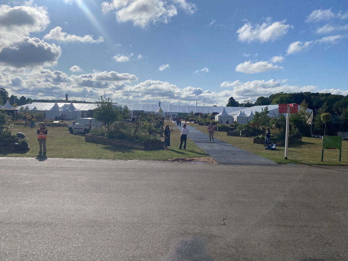 medwynsofangles's tweet image. The RHS Summer Show has moved this year from Tatton Park to Wentworth Woodhouse and is staged on the First floor of this massive Mansion. More veggies to follow