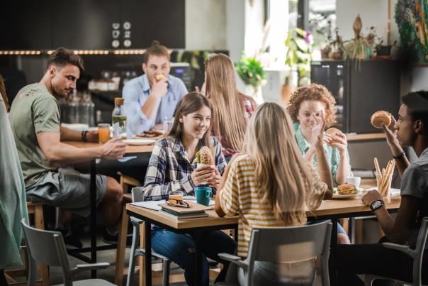 PSCMagazine's tweet image. Universities across the UK are undergoing a ‘significant transformation’ in how they manage their catering operations, according to a new report from catering consultancy The Litmus Partnership.
publicsectorcatering.co.uk/news/report-un…