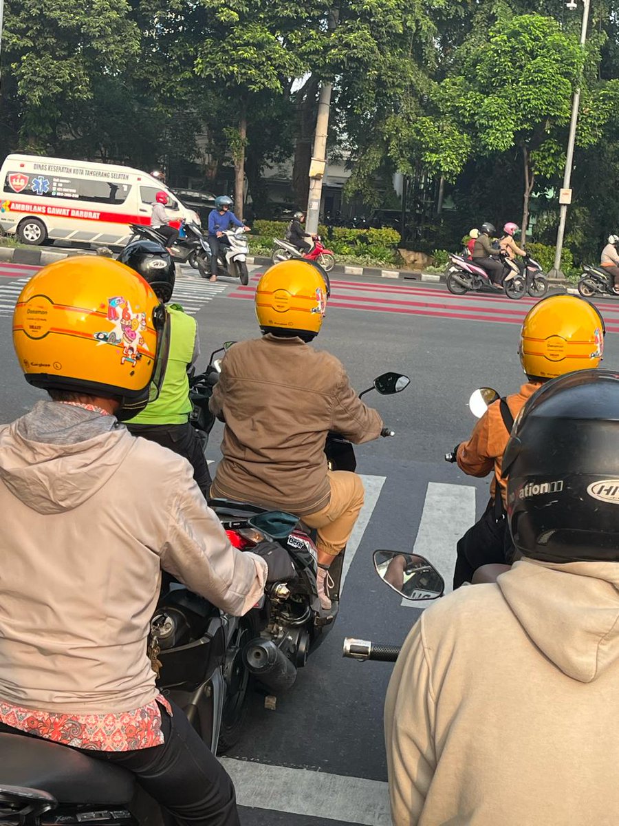 Dari tadi ngikutin motor depan karena penasaran sama Helm Danamon-nya. Maaf bang, bukan stalker