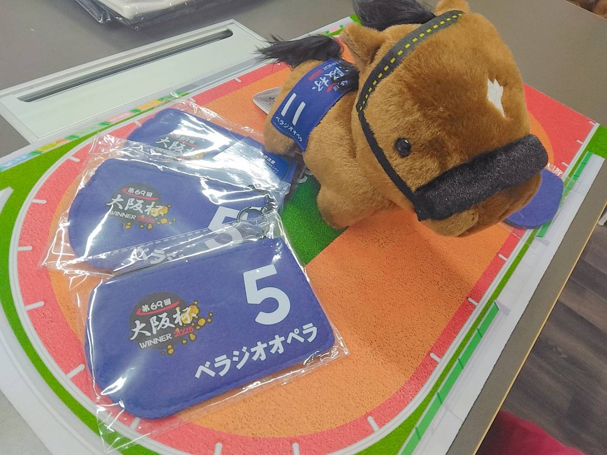 Umasite2022's tweet image. 🏇推し活デビューにぴったり！

#ベラジオオペラ のゼッケン型馬券ポーチ✨ミニサイズで普段使いしやすく、馬券・鍵・カードキーなどの小物もすっきり収納。
そして…まさかの【1,000円】‼️競馬グッズって高そう…と思ってるあなたにこそ使ってほしい、最初の一歩。
▼詳細はこちら👇…