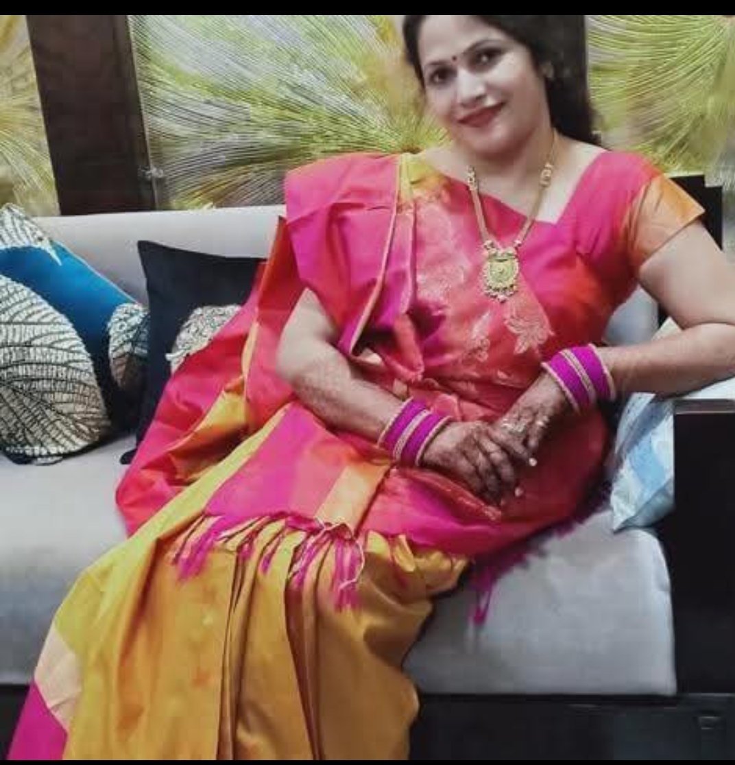 वक़्त के सूखे पत्ते
जैसे उड़ते हैं हवाओं में
हम भी कहीं
अपने ही साये में रह गए गुमनाम से।