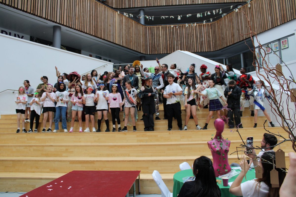 EducateMag's tweet image. Students from @AcademyStNics recently took to the catwalk in a fashion show designed to highlight the environmental impact of fast fashion💃

‘Where’s Your Thread At?’ brought together the school and local community for a sell-out show 🧵

Read more 👉 tinyurl.com/mujuedaf