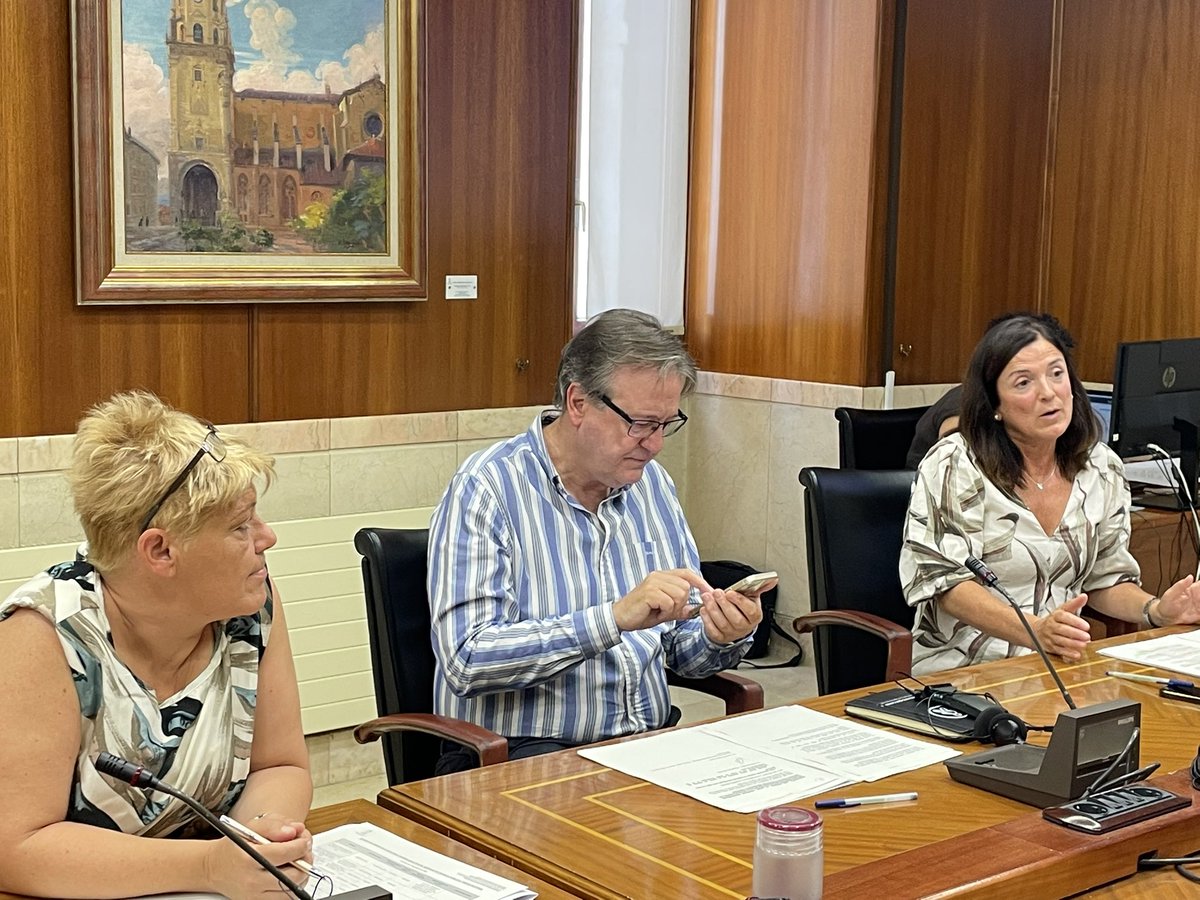 📢 Gaur goizean batzordean iragarri dut bi urrats berri emango ditugula Gasteizen espazio publikoa hobeto kudeatzeko:                                       ✅ Agentes de movilidad: gestionarán tráfico
✅ Inspectores/as de terrazas, vados y eventos

📌+Seguridad, + control