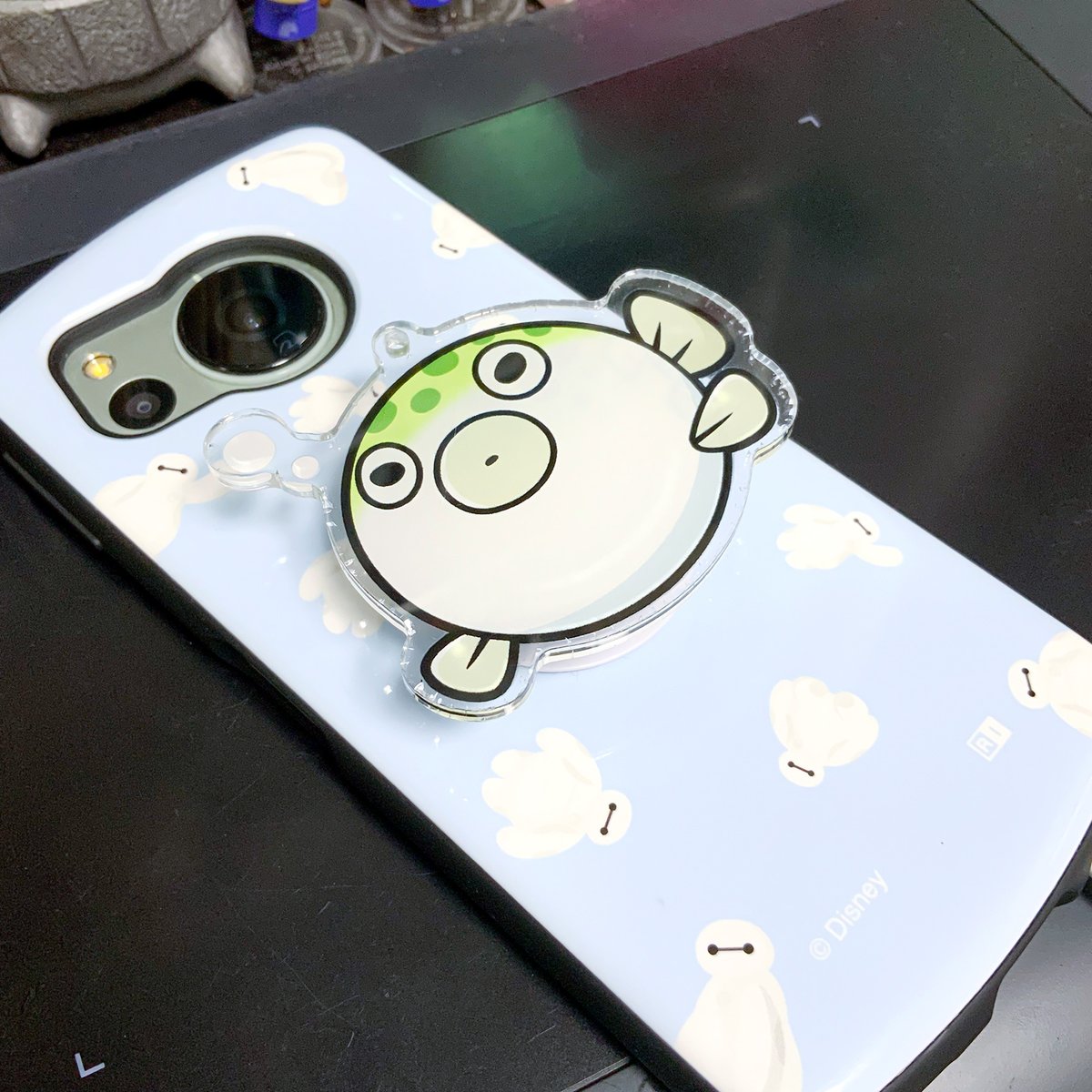 i_moni's tweet image. 先日スマホグリップの上半分が落とした時に家具の届かないところに入っちゃって、すぐ取れそうにないのでとりあえず手持ちのアクリルを仮につけてるんだけど、意外と使い心地悪くない…カット面がなめらかなタイプのアクリルで作れる所あったらこういうの作ってみたいなーと思うんですけどね