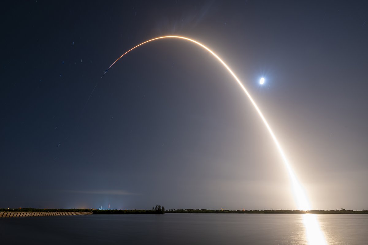 SpaceX's tweet image. Falcon 9 launches the @ProjectKuiper KF-01 mission to orbit from Florida