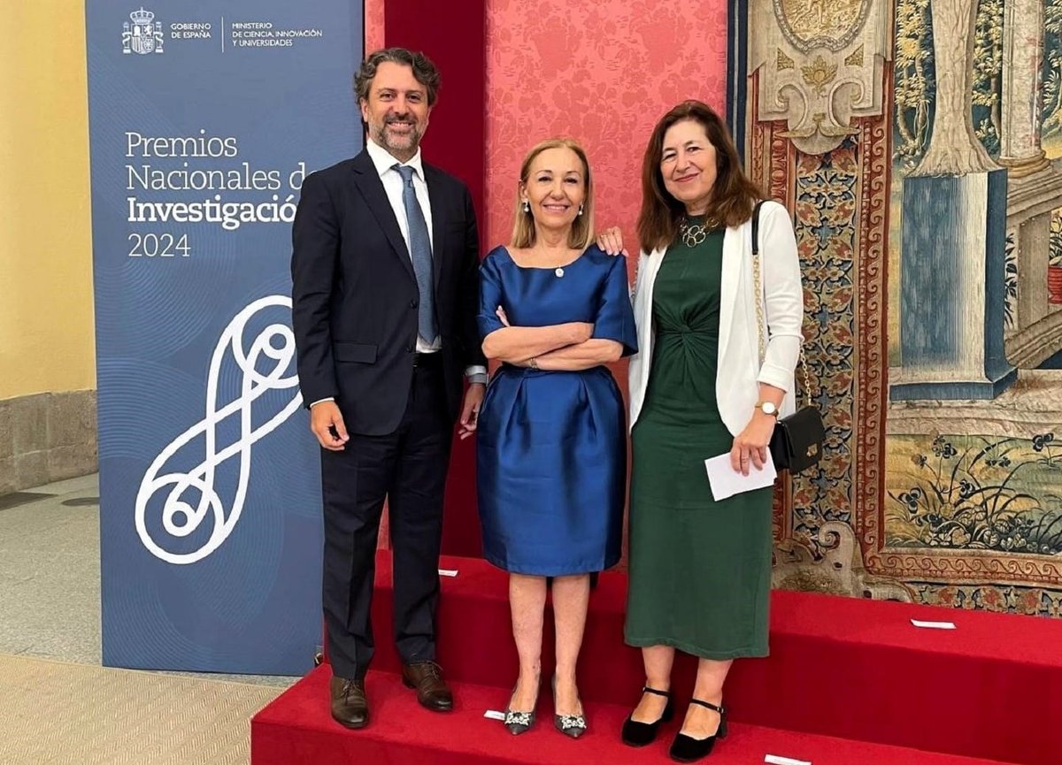 La Dra. Carmen Ayuso, directora científica de nuestro Instituto de Investigación Sanitaria (IIS-FJD), ha recibido del Rey Felipe VI el Premio Nacional de Investigación 2024 en el área de Medicina y Ciencias de la Salud. ¡Enhorabuena! f.mtr.cool/mlevzetzlg