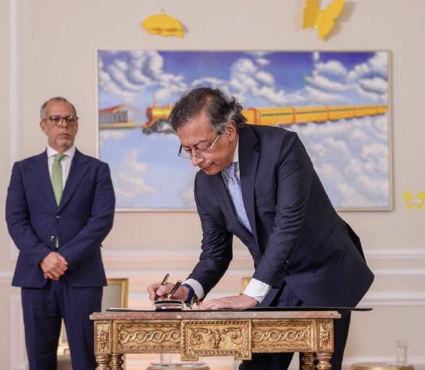 HassNassar's tweet image. Todo en la imagen es falso. 

El mesías, el pastor y el tren volador.