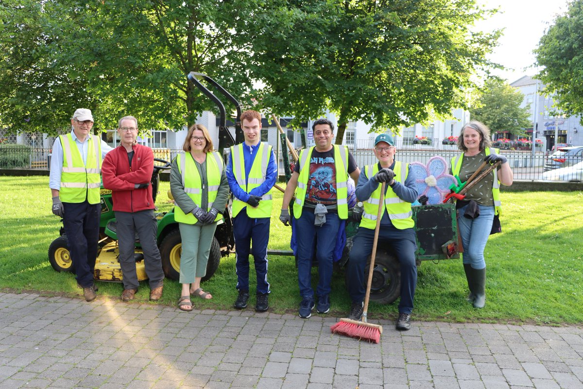 A photo from our mid-week gathering

Completed a comprehensive litter-pick in the LinearPark ; serviced bins

Tended to flower beds, weeding, tree maintenance &amp; other general maintenance work

Rescued some of the YarnBomb features

A wonderful evening's work

See you on Saturday.