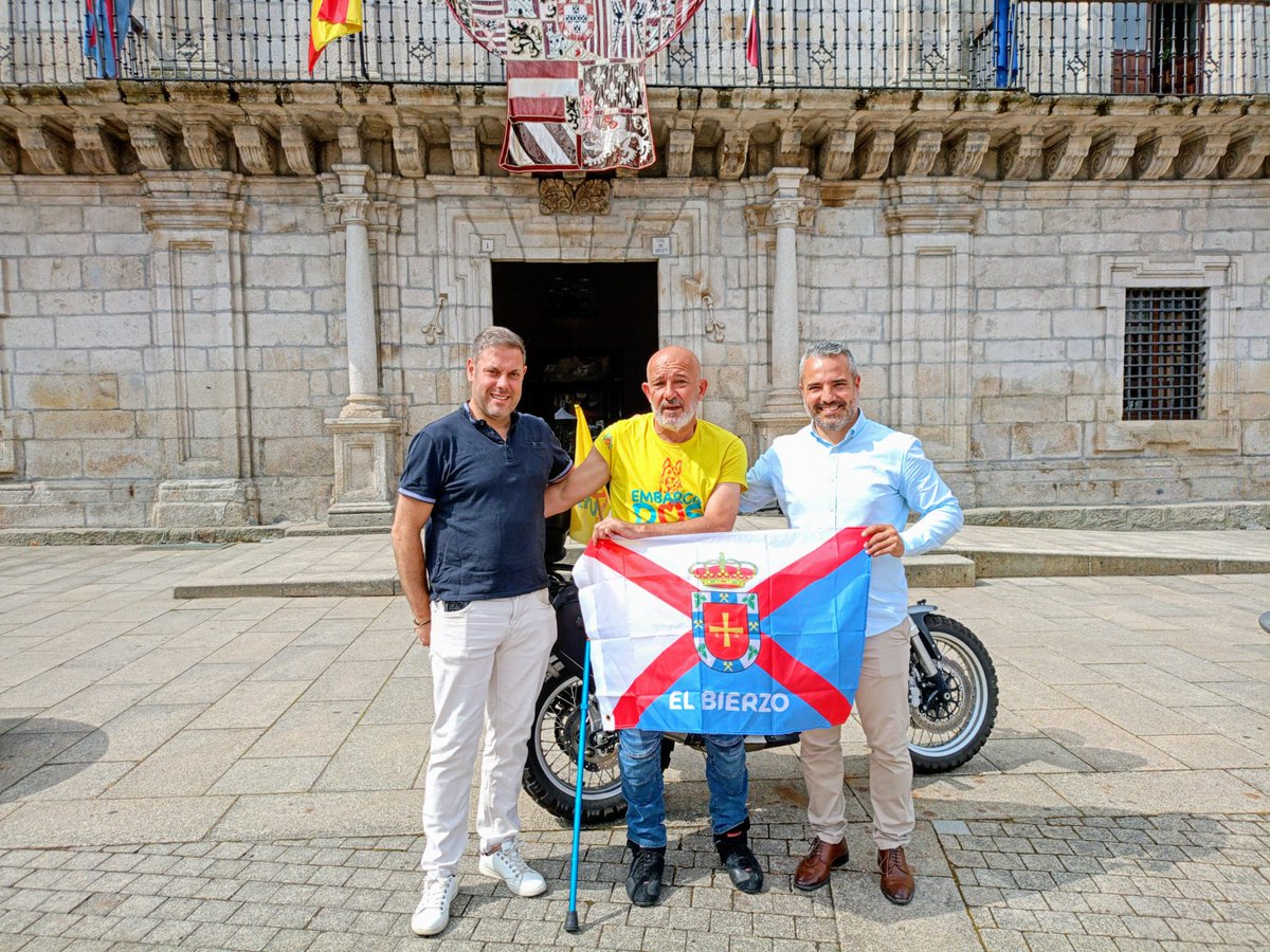 El teniente de alcalde y el concejal de Comercio reciben a Pruden, Moto-man🏍️, que recorre España en moto para dar visibilidad a la esclerosis múltiple, enfermedad que también padece.
👏 Parada en Ponferrada dentro de su ruta solidaria Embárcate. 
Todo un ejemplo de superación.