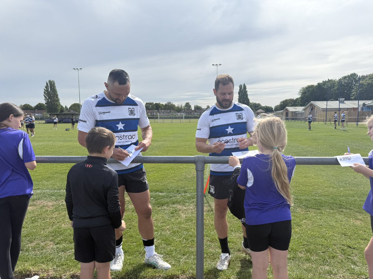 FCComFoundation's tweet image. 𝗦𝗖𝗛𝗢𝗢𝗟 𝗦𝗣𝗢𝗥𝗧𝗦 𝗣𝗔𝗥𝗧𝗡𝗘𝗥𝗦𝗛𝗜𝗣 📚

This morning saw partner Primary School, Brough Primary School visit training, getting the chance to meet the squad and train! 🙌

Your school can become a partner, more info  👉 tinyurl.com/mr2w8824

#InOurCommunity⚫️⚪️