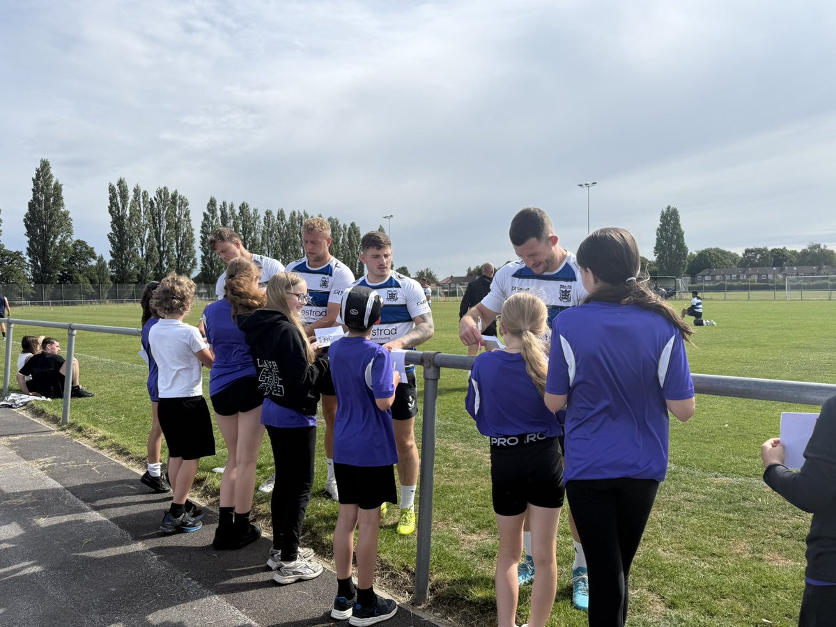 FCComFoundation's tweet image. 𝗦𝗖𝗛𝗢𝗢𝗟 𝗦𝗣𝗢𝗥𝗧𝗦 𝗣𝗔𝗥𝗧𝗡𝗘𝗥𝗦𝗛𝗜𝗣 📚

This morning saw partner Primary School, Brough Primary School visit training, getting the chance to meet the squad and train! 🙌

Your school can become a partner, more info  👉 tinyurl.com/mr2w8824

#InOurCommunity⚫️⚪️