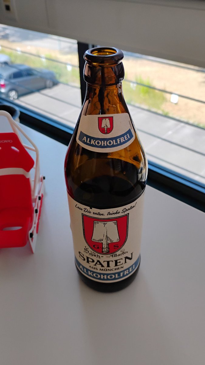 Chef verteilt isotonische Getränke.