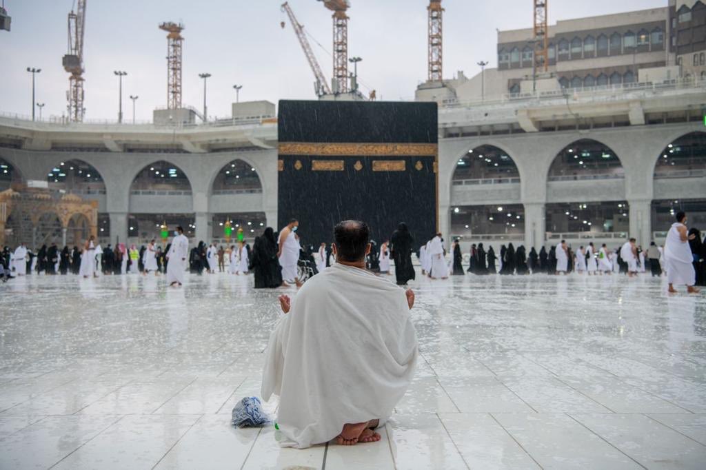 "وأضمُّك فِي جوفِ دُعائي دَائماً
إنَّ الدُّعاء وفَاء الرُّوح للروحِ..!" 🤍