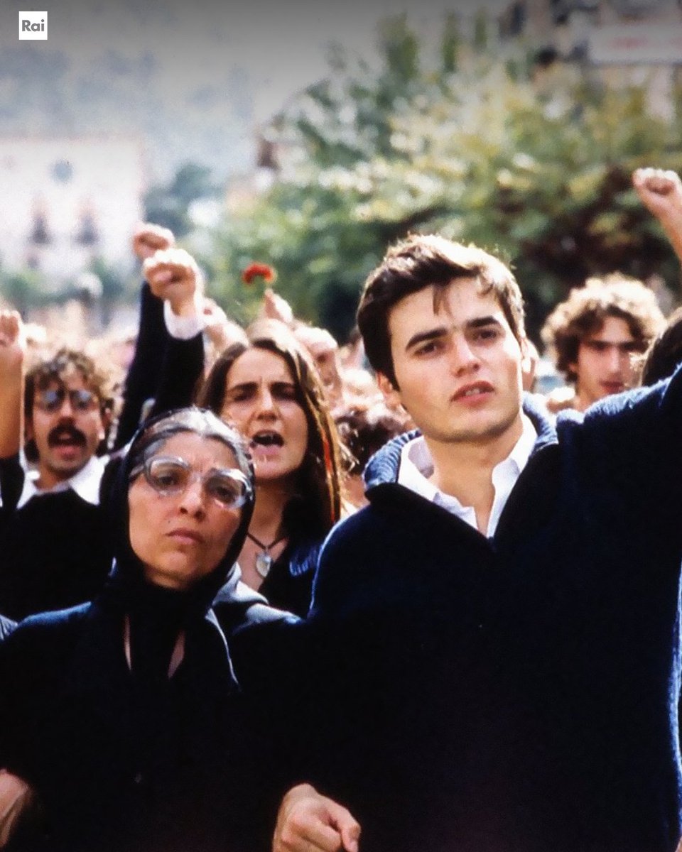 Alle 21.20 "I cento passi" di M. T. Giordana con L. Lo Cascio, L. M. Burruano, L. Sardo, P. Briguglia | Cinisi, Palermo. La distanza tra la casa di Peppino Impastato e quella del boss mafioso Tano Badalamenti è di soli 100 passi. Peppino la colmerà con le sue coraggiose denunce