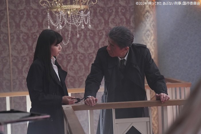 手錠が上手くかからず扱いが難しかったという #西野七瀬👤さん。「舘さんがコツを教えて下さり、ずっと舘さんの腕で練習させて下さったんです。初めに手錠をかけた時に近くに鍵がなくて舘さんが手錠を着けたまま『誰か～鍵～』と呼ぶちょっとお茶目な所も見られて幸せでした(笑)」と語っています🤗