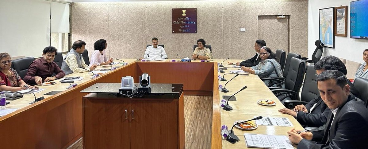गांधीनगर में गुजरात के मुख्य सचिव श्री पंकज जोशी और अन्य वरिष्ठ अधिकारियों के साथ महिला सुरक्षा, सम्मान एवं सशक्तिकरण हेतु सकारात्मक और गंभीर चर्चा हुई। 
#ncwingujarat #womenempowerment