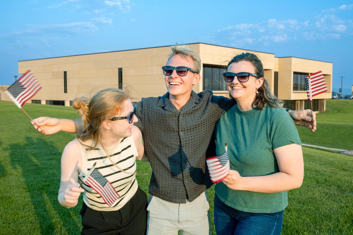 umary's tweet image. Happy 4th of July, Marauders! Wishing you a happy and safe Independence Day with family and friends! ✨🇺🇸✨ #LifeatMary